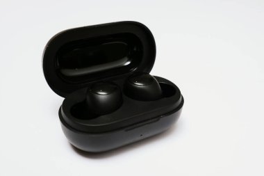 Kablosuz kulaklıklar veya kulaklıklar beyaz arka planda izole edilmiş. Alan ve teknoloji konseptini kopyala