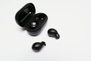 Kablosuz kulaklıklar veya kulaklıklar beyaz arka planda izole edilmiş. Alan ve teknoloji konseptini kopyala