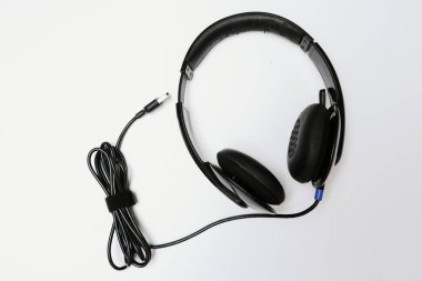 Kulaklık beyazda izole edilmiş. Alan ve teknoloji konseptini kopyala