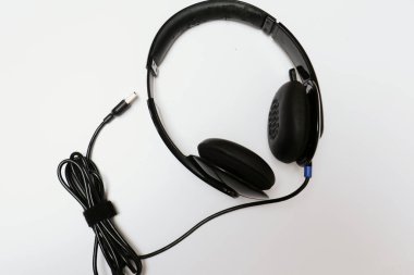 Kulaklık beyazda izole edilmiş. Alan ve teknoloji konseptini kopyala