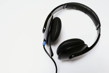 Kulaklık beyazda izole edilmiş. Alan ve teknoloji konseptini kopyala