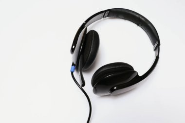 Kulaklık beyazda izole edilmiş. Alan ve teknoloji konseptini kopyala