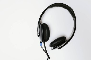 Kulaklık beyazda izole edilmiş. Alan ve teknoloji konseptini kopyala