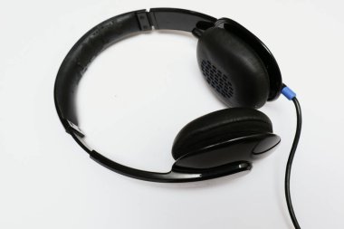 Kulaklık beyazda izole edilmiş. Alan ve teknoloji konseptini kopyala