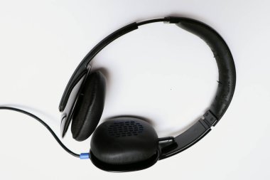 Kulaklık beyazda izole edilmiş. Alan ve teknoloji konseptini kopyala