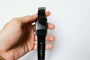 Beyaz arka planda izole edilmiş akıllı bir el ele tutuşma. fitness, spor ve teknoloji konsepti.