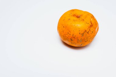 Beyaz üzerine izole edilmiş portakal meyvesi