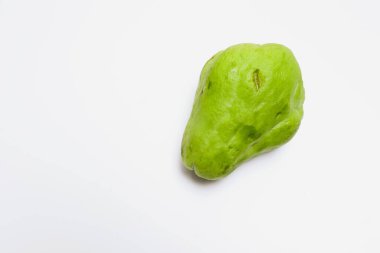 Beyaz arka planda yalıtılmış Chayote meyvesi, Endonezya 'da labu siam veya jipang olarak bilinir.