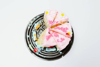 Doğum günü pastasını beyazın üstünde kes