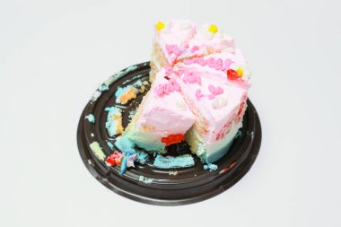 Doğum günü pastasını beyazın üstünde kes