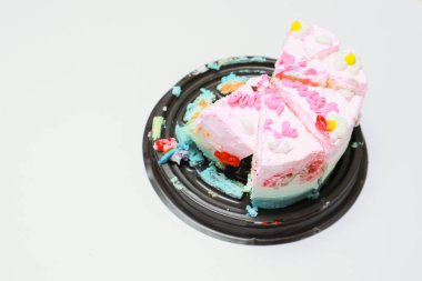 Doğum günü pastasını beyazın üstünde kes