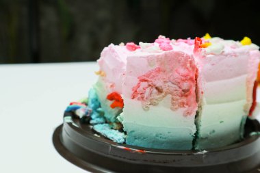 Doğum günü pastasını beyazın üstünde kes