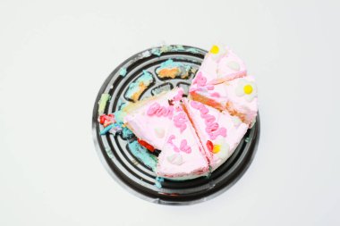 Doğum günü pastasını beyazın üstünde kes