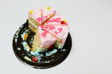 Doğum günü pastasını beyazın üstünde kes