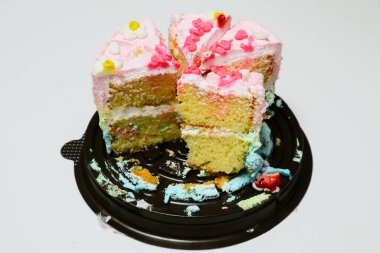 Doğum günü pastasını beyazın üstünde kes