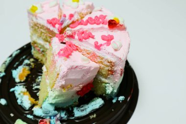 Doğum günü pastasını beyazın üstünde kes