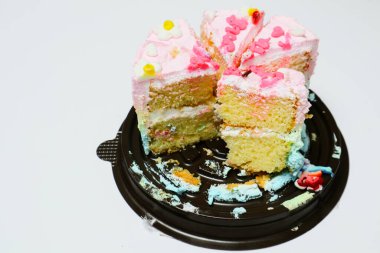 Doğum günü pastasını beyazın üstünde kes