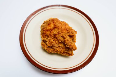 Tabakta kızarmış tavuk, beyaz arka planda izole edilmiş.