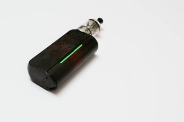 Beyaz arka planda izole edilmiş bir buharlaştırıcı, tüp veya elektrikli sigara.