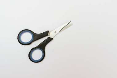 Makas beyaz arkaplanda izole edildi