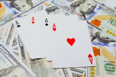 Birkaç yüz dolarlık banknottan dört çeşit as kart.