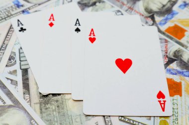 Birkaç yüz dolarlık banknottan dört çeşit as kart.