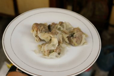 Beyaz tabakta hamur köftesi.