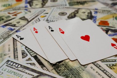 Birkaç yüz dolarlık banknottan dört çeşit as kart.