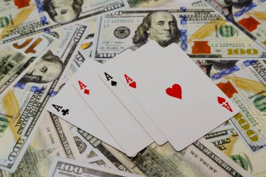Birkaç yüz dolarlık banknottan dört çeşit as kart.