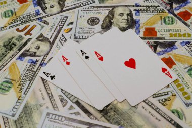 Birkaç yüz dolarlık banknottan dört çeşit as kart.