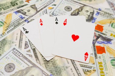 Birkaç yüz dolarlık banknottan dört çeşit as kart.