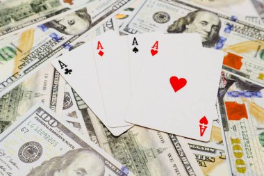 Birkaç yüz dolarlık banknottan dört çeşit as kart.