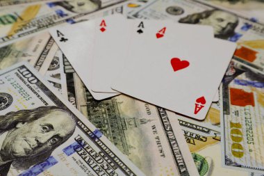 Birkaç yüz dolarlık banknottan dört çeşit as kart.