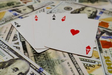 Birkaç yüz dolarlık banknottan dört çeşit as kart.