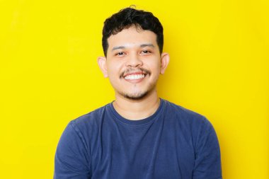 Asyalı genç bir adamın izole edilmiş bir şekilde gülümsemesi, stüdyo çekimi. reklam kavramı.