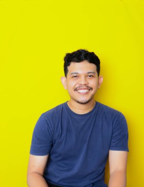 Asyalı genç bir adamın izole edilmiş bir şekilde gülümsemesi, stüdyo çekimi. reklam kavramı.