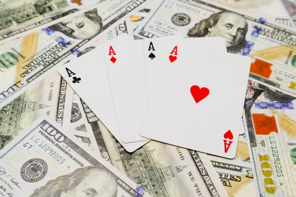 Birkaç yüz dolarlık banknottan dört çeşit as kart.