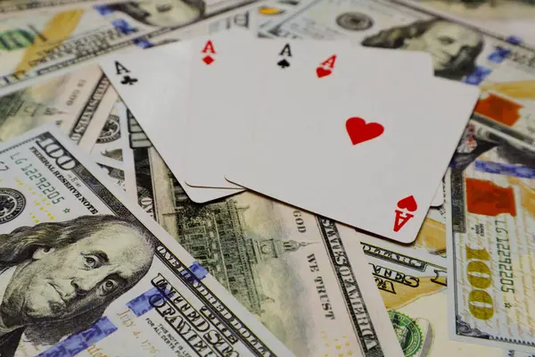 Birkaç yüz dolarlık banknottan dört çeşit as kart.