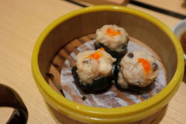 Bambu tabakta servis edilen tavuk gamzesi. Dimsum, Kanton halkının geleneksel olarak kahvaltı ve öğle yemeği için restoranlarda yediği küçük tabakların geniş bir yelpazesidir..