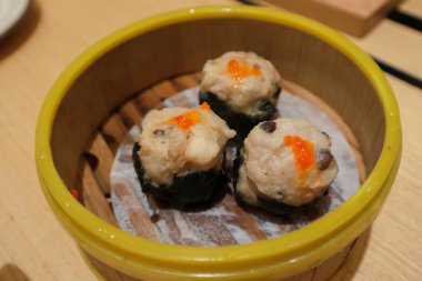 Bambu tabakta servis edilen tavuk gamzesi. Dimsum, Kanton halkının geleneksel olarak kahvaltı ve öğle yemeği için restoranlarda yediği küçük tabakların geniş bir yelpazesidir..