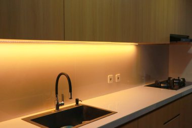 Mutfaktaki loş atmosfer