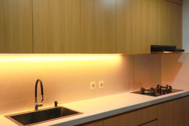 Mutfaktaki loş atmosfer