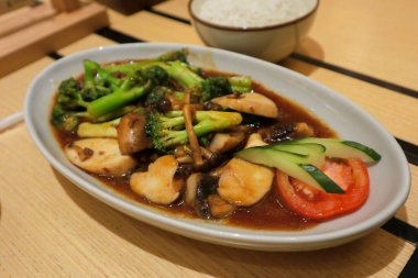 Brokoli ve üç mantarlı biftek sote. Brokoli ve üç çeşit mantarla pişirilmiş biftek. Tatlı ve lezzetli.