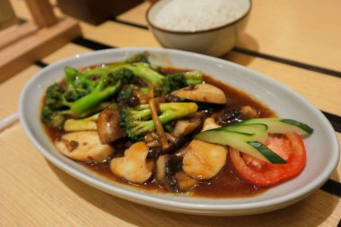 Brokoli ve üç mantarlı biftek sote. Brokoli ve üç çeşit mantarla pişirilmiş biftek. 