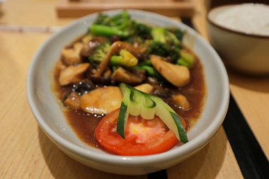 Brokoli ve üç mantarlı biftek sote. Brokoli ve üç çeşit mantarla pişirilmiş biftek.