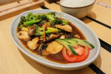 Brokoli ve üç mantarlı biftek sote. Brokoli ve üç çeşit mantarla pişirilmiş biftek. Tatlı ve lezzetli.