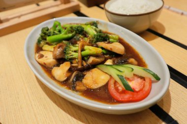 Brokoli ve üç mantarlı biftek sote. Brokoli ve üç çeşit mantarla pişirilmiş biftek. Tatlı ve lezzetli.