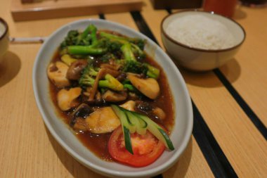 Brokoli ve üç mantarlı biftek sote. Brokoli ve üç çeşit mantarla pişirilmiş biftek. Tatlı ve lezzetli.