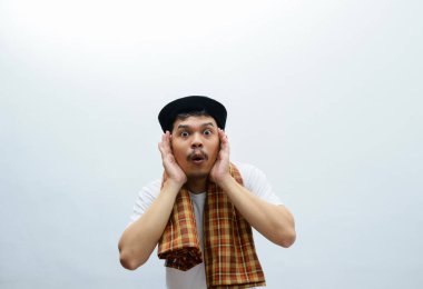 Kafatası şapkalı Asyalı Müslüman adam şok oldu.