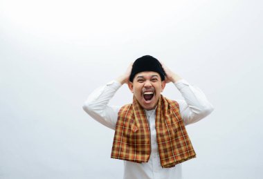 Kafatası şapkalı Asyalı Müslüman adam şok oldu.